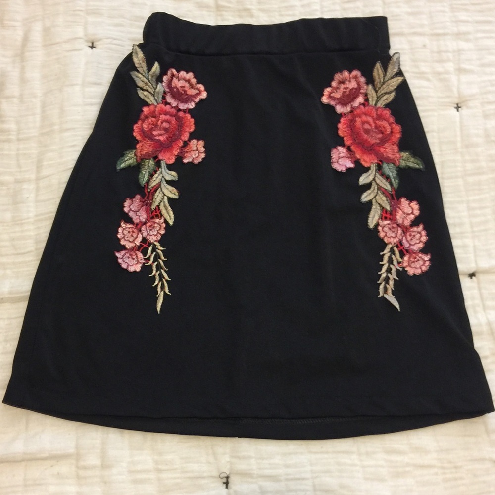Floral accent mini skirt.